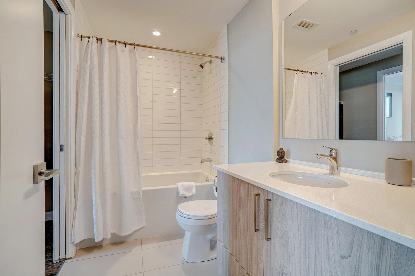 Modern Apartment in Ottawa | Flexible Lease | Fully Furnished - Photo 69