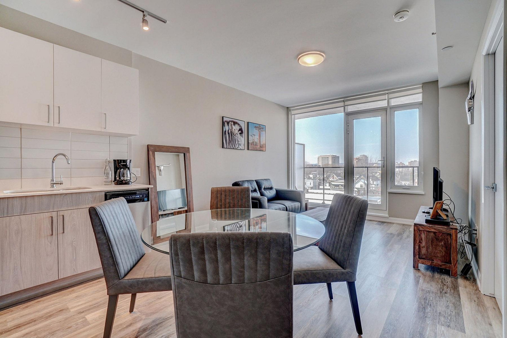 Modern Apartment in Ottawa | Flexible Lease | Fully Furnished - Photo 33
