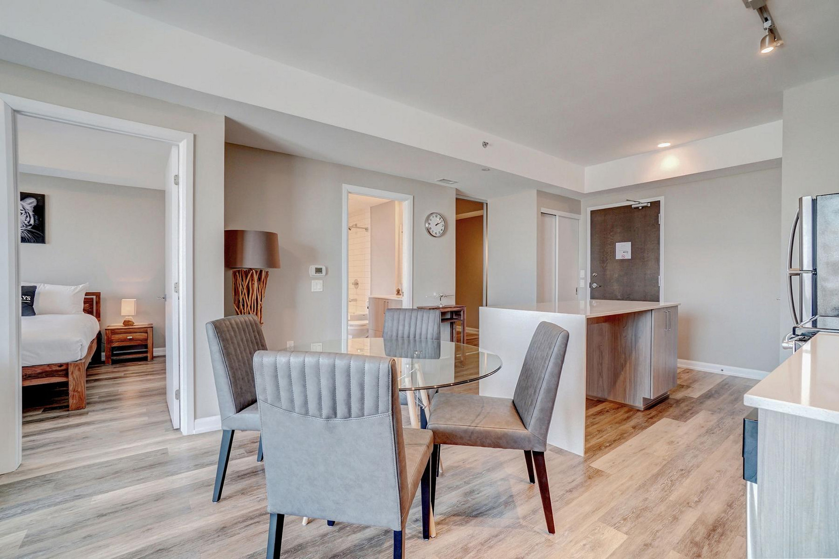 Modern Apartment in Ottawa | Flexible Lease | Fully Furnished - Photo 29