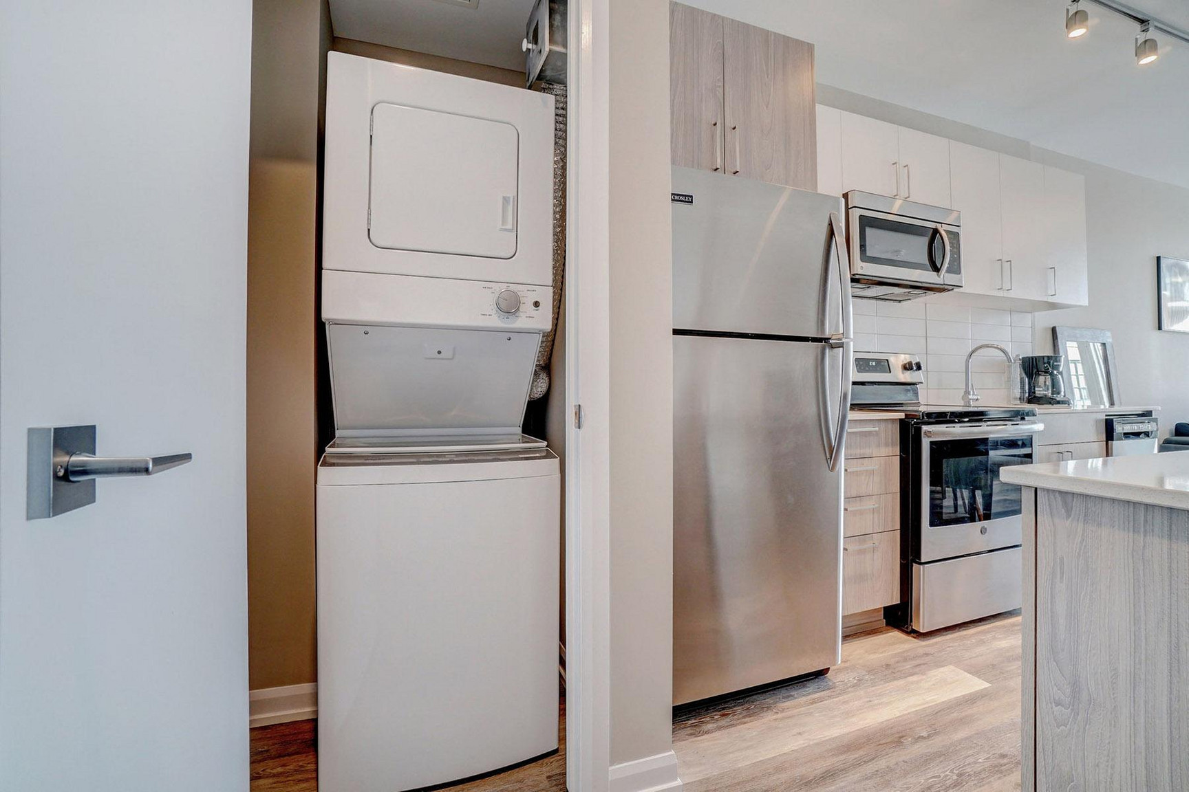 Modern Apartment in Ottawa | Flexible Lease | Fully Furnished - Photo 45