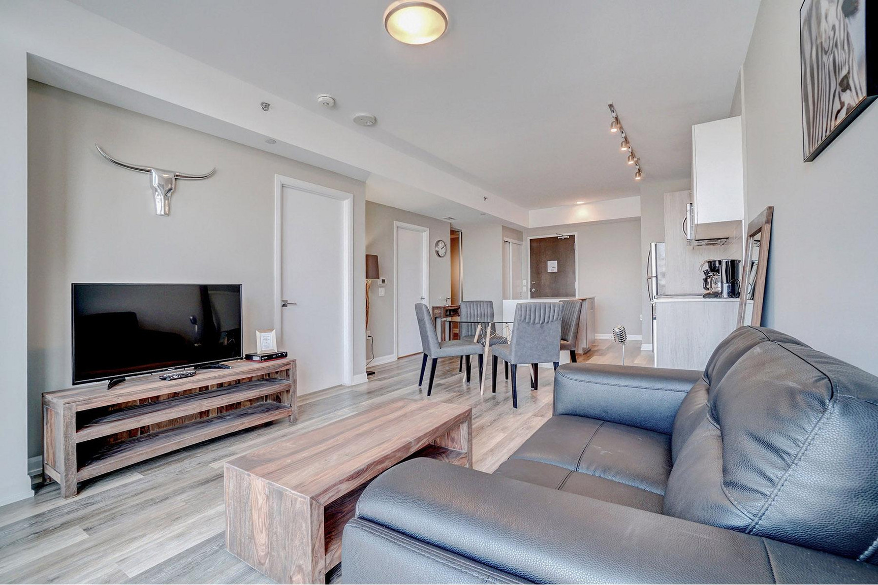Modern Apartment in Ottawa | Flexible Lease | Fully Furnished - Photo 9