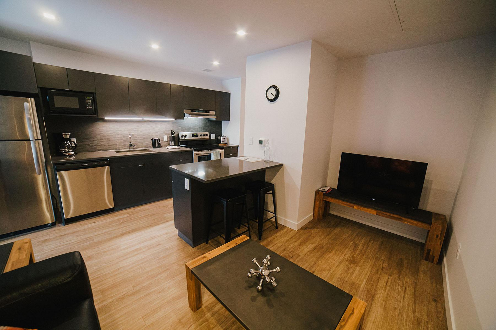Luxury Executive Suite in Winnipeg | Fully Furnished | All Inclusive - Photo 8