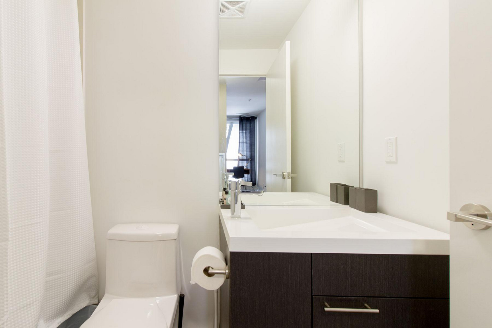 Modern Apartment in Toronto | All Inclusive | Fully Furnished - Photo 36