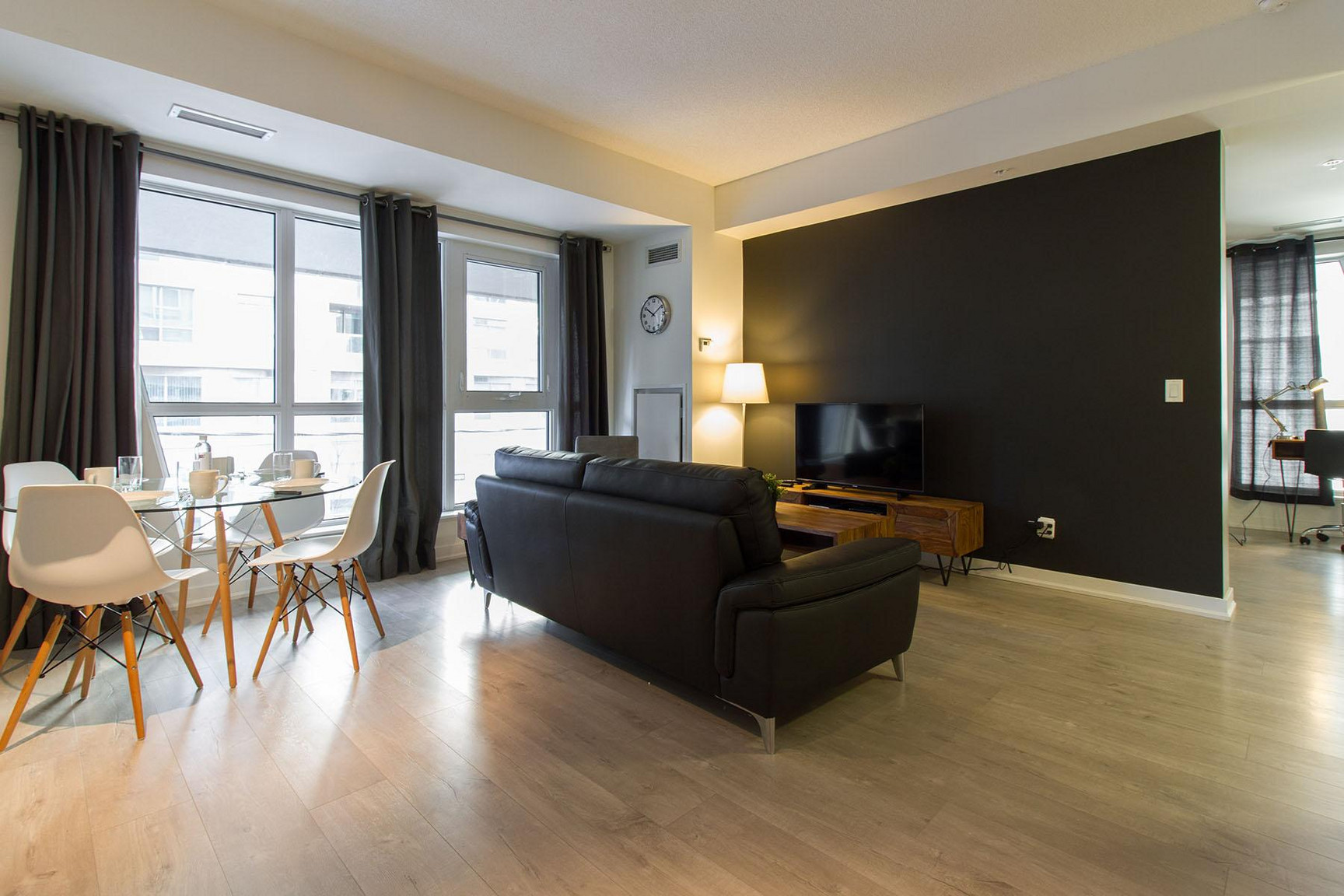 Modern Apartment in Toronto | All Inclusive | Fully Furnished - Photo 21