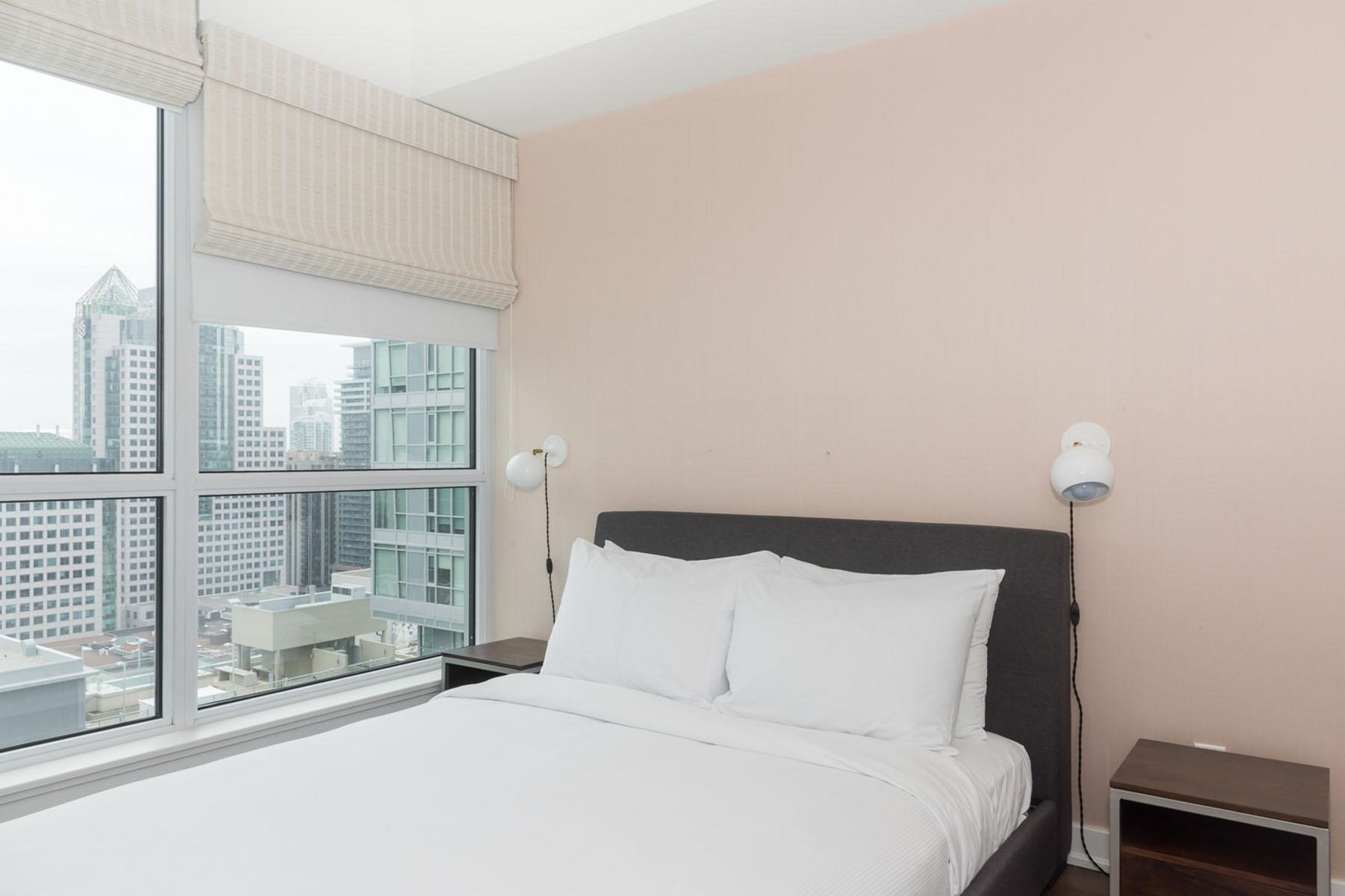 Modern Apartment in Toronto | All Inclusive | Fully Furnished - Photo 18