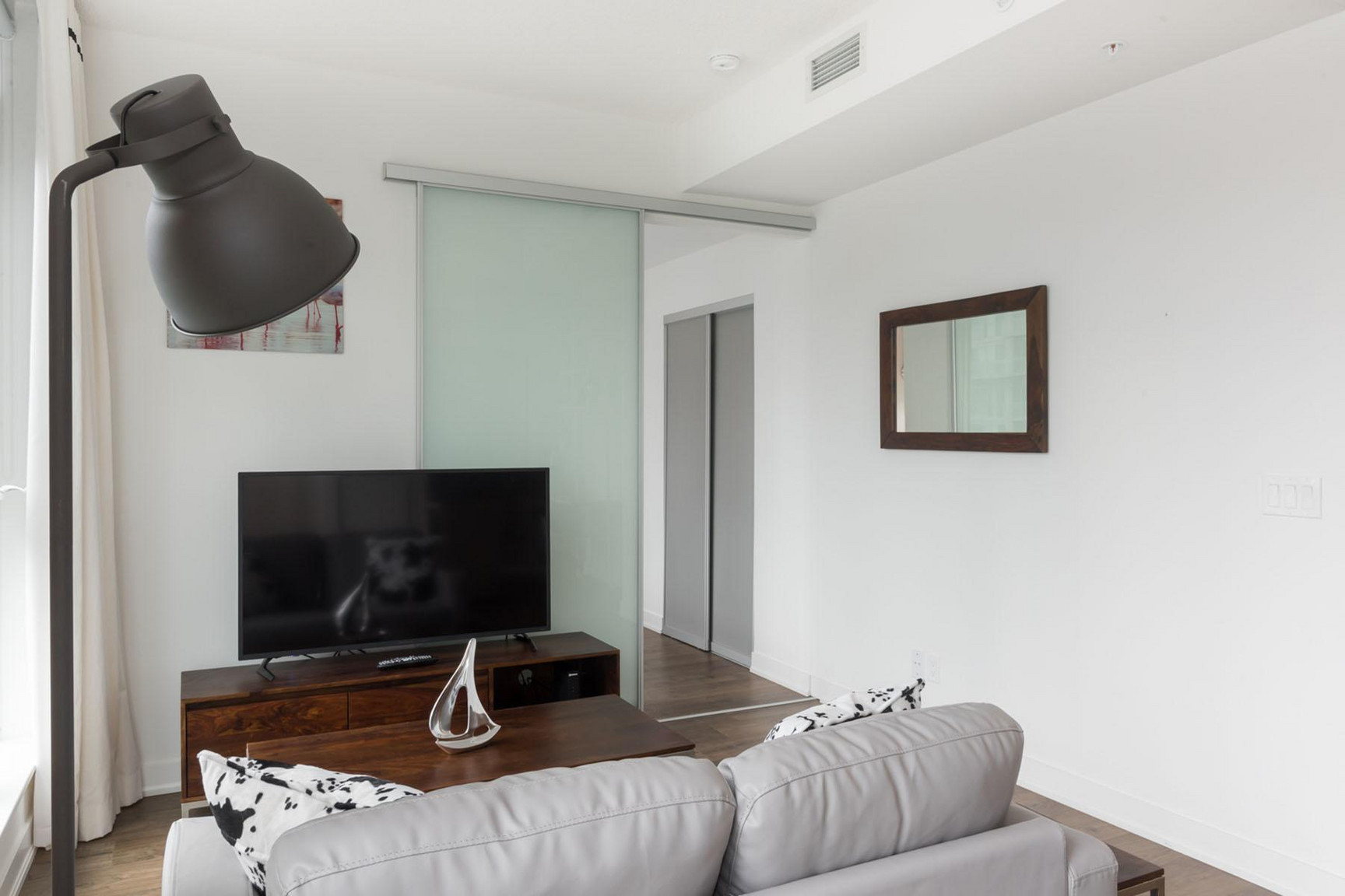 Modern Apartment in Toronto | All Inclusive | Fully Furnished - Photo 12