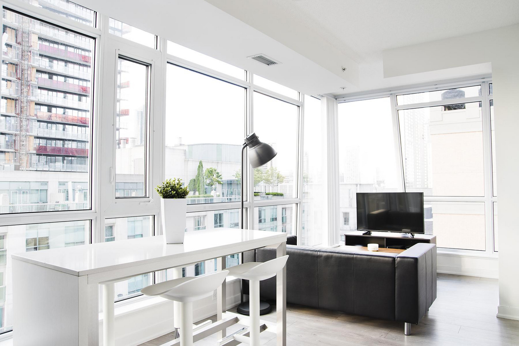 Modern Apartment in Toronto | All Inclusive | Fully Furnished - Photo 7