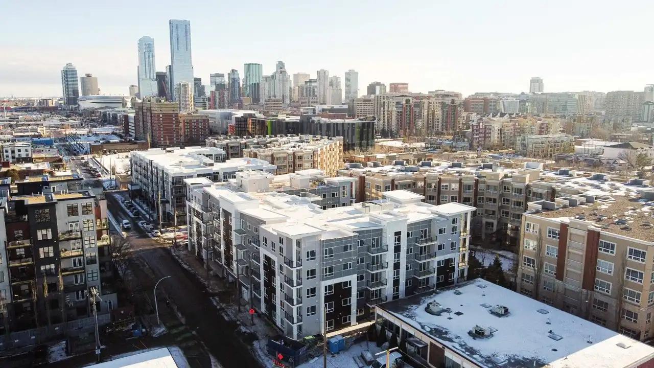Modern Apartment in Edmonton | Fully Furnished | Utilities Included - Photo 6