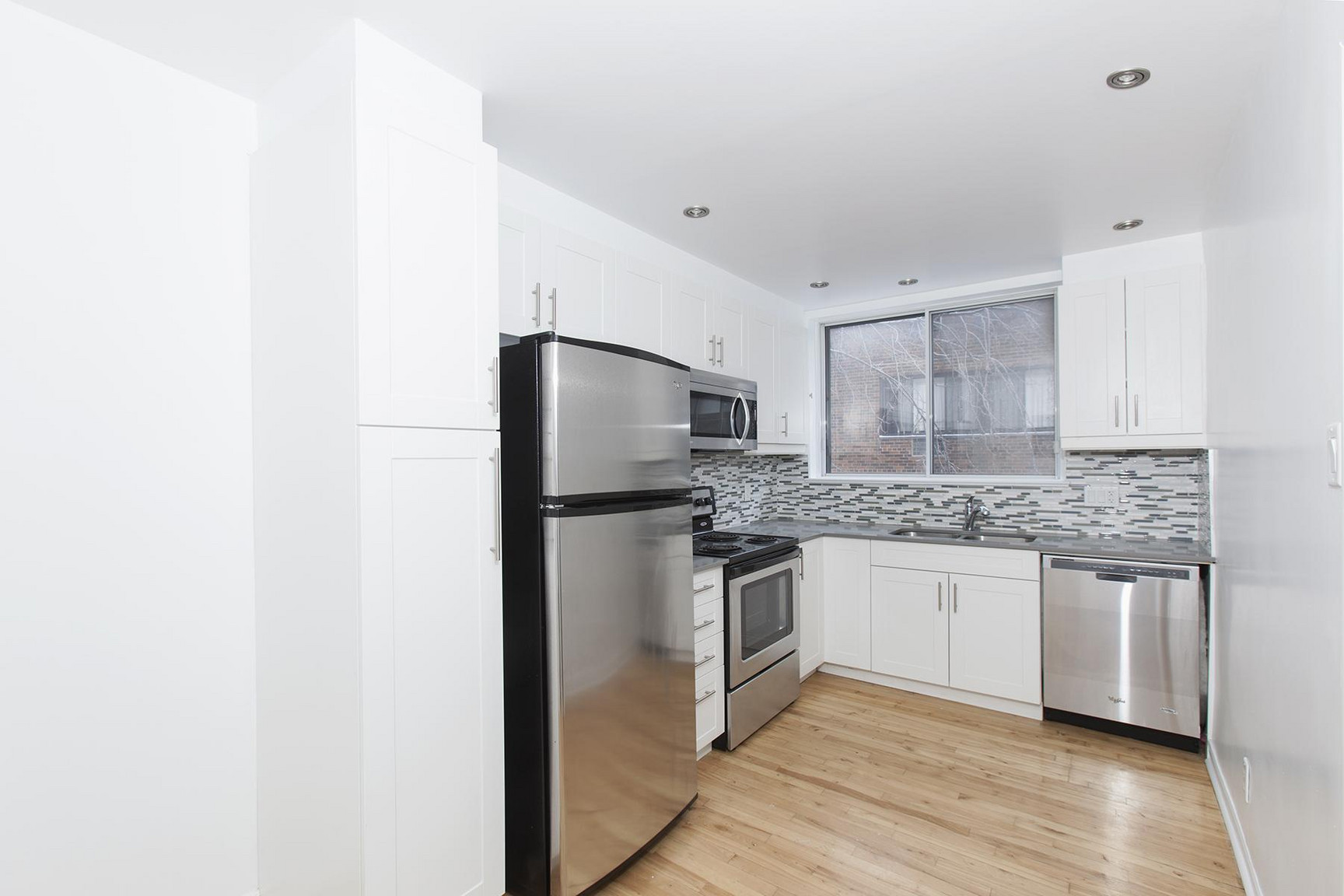 5600 Avenue Decelles — photo 1