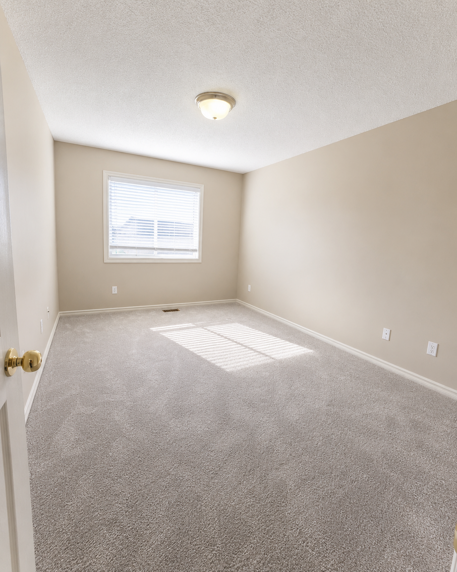 Spacious 3 Bed, 1.5 Bath Half Duplex with Single Garage & Backyard | Ellerslie, Edmonton  - Photo 10
