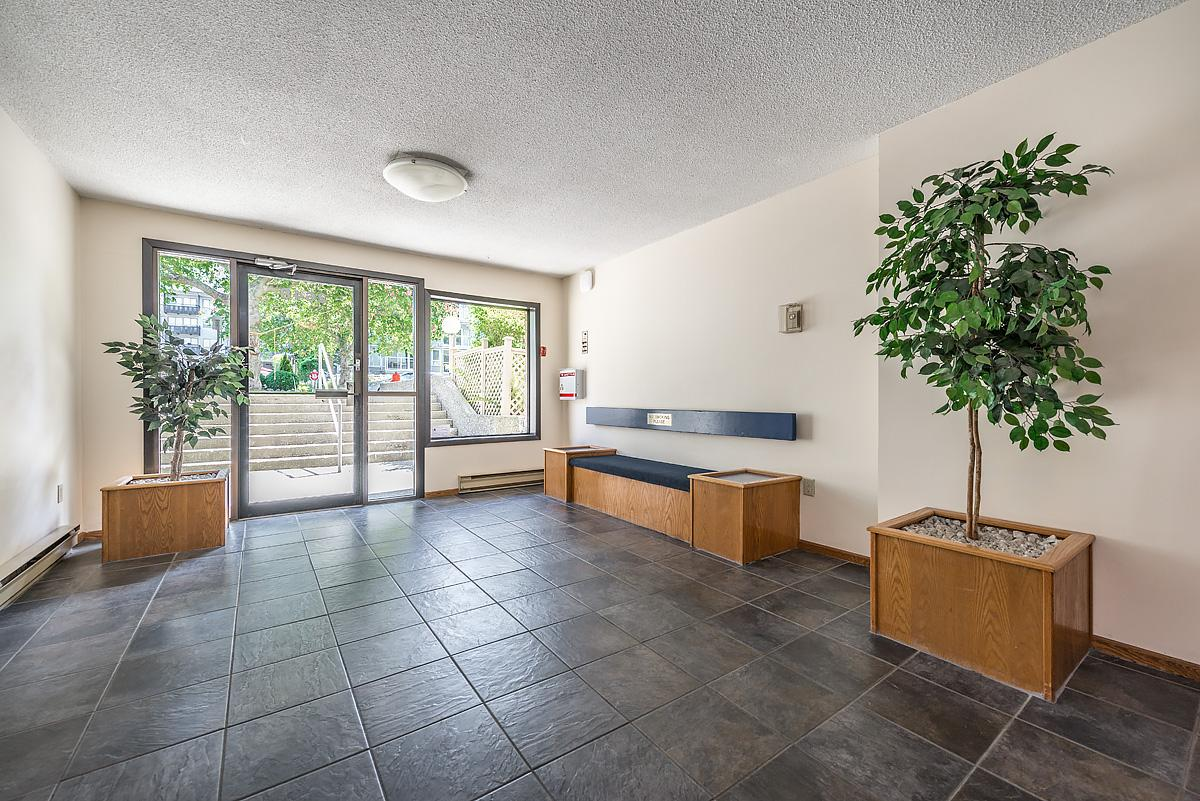 Royal Graham Apartments - Photo 9