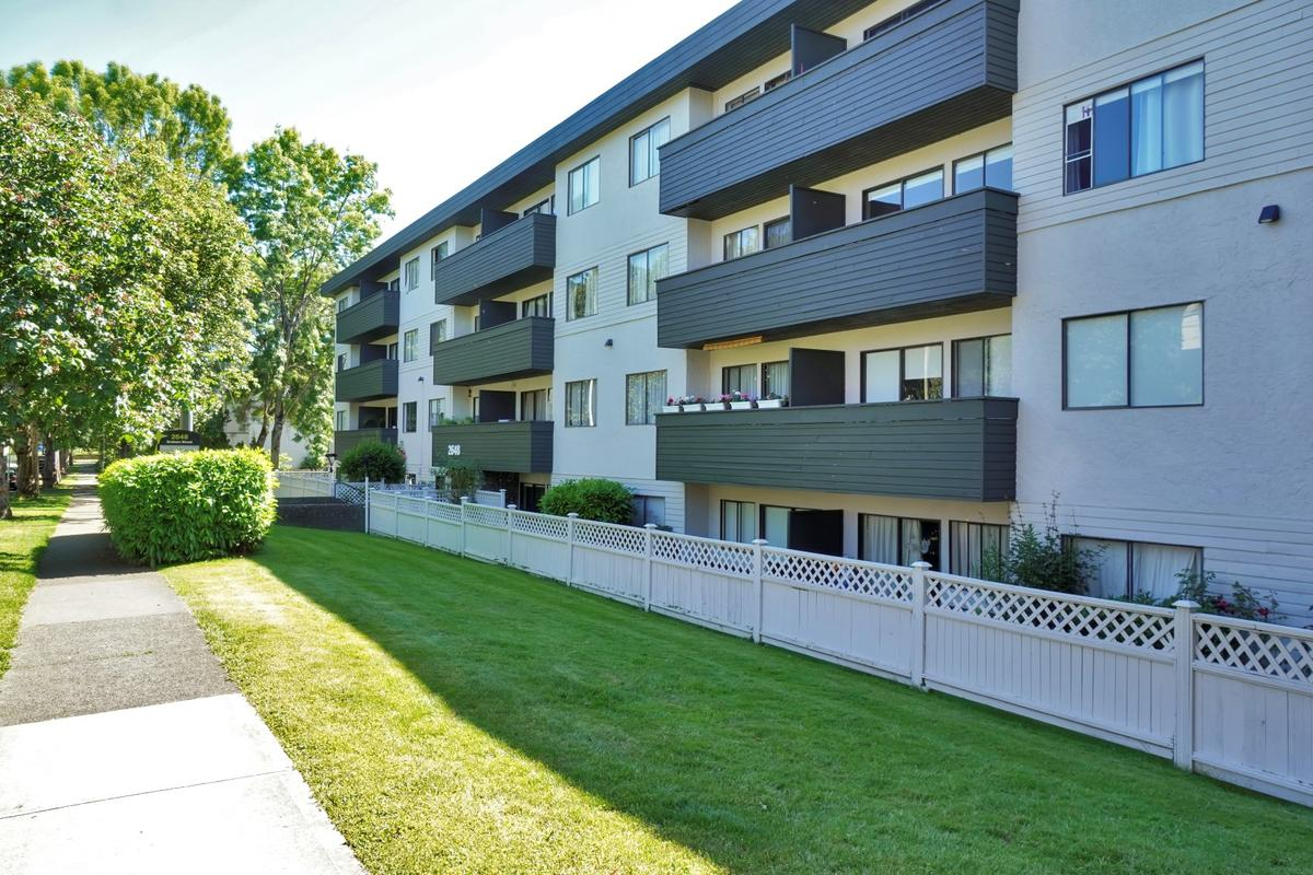 Royal Graham Apartments - Photo 13