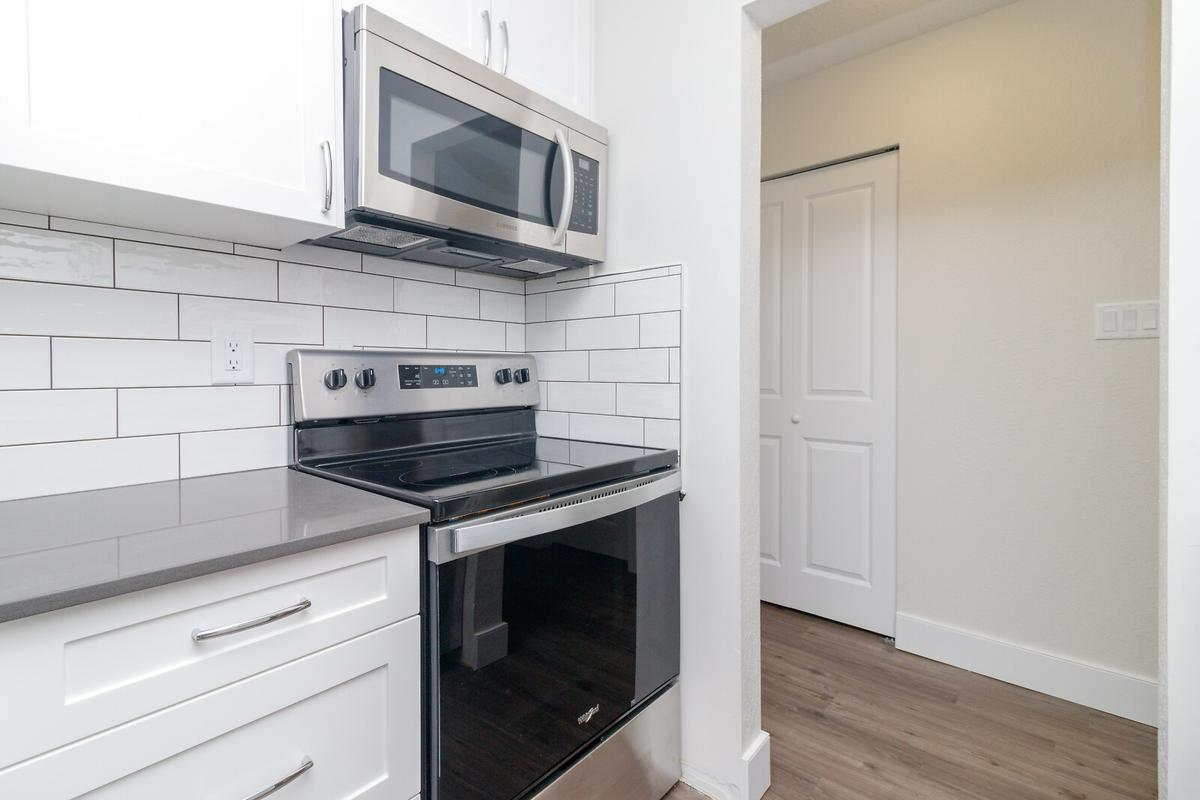 984 McKenzie Apartments - Photo 24