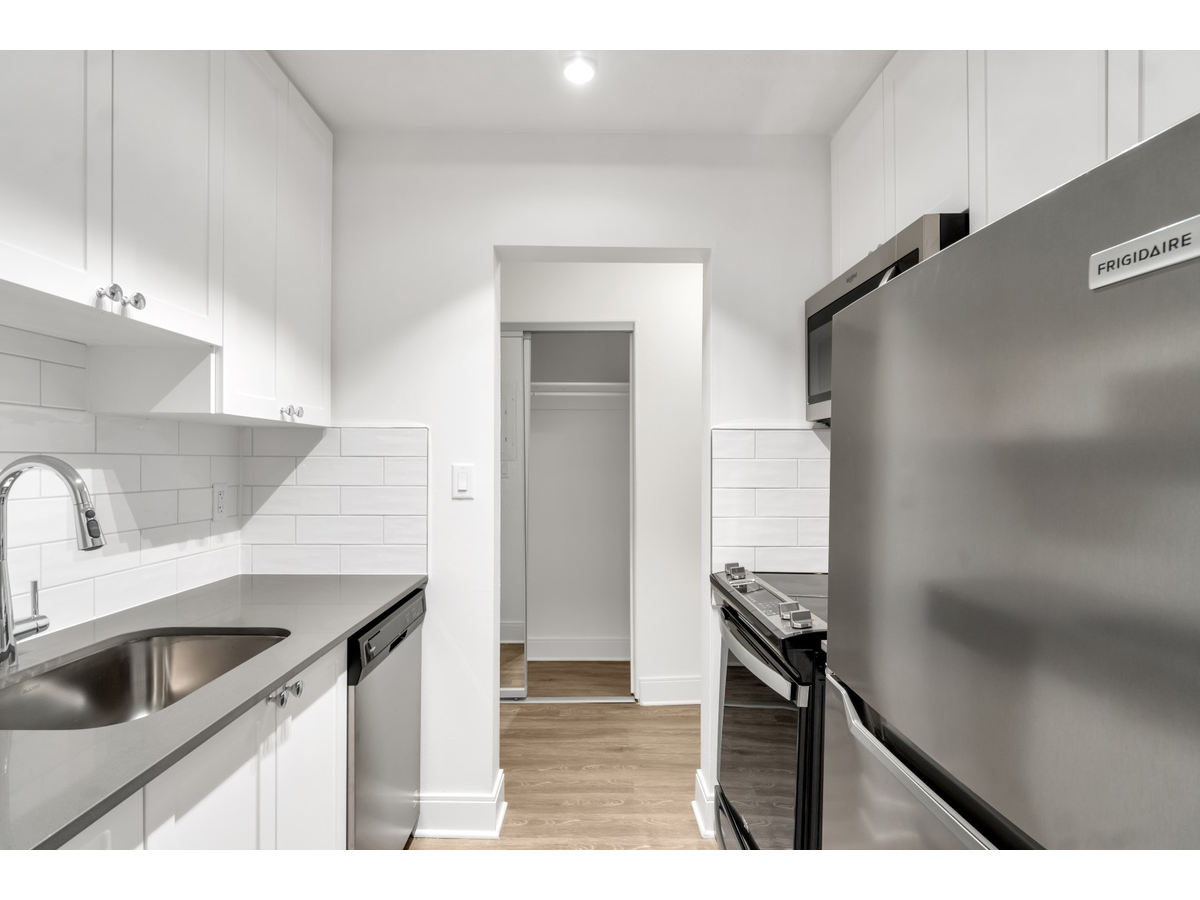 Granada Court Apartments - Photo 2