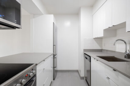 Crystal Court Apartments - Photo 14