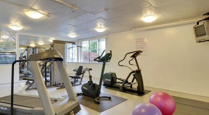 Crystal Court Apartments - Photo 21