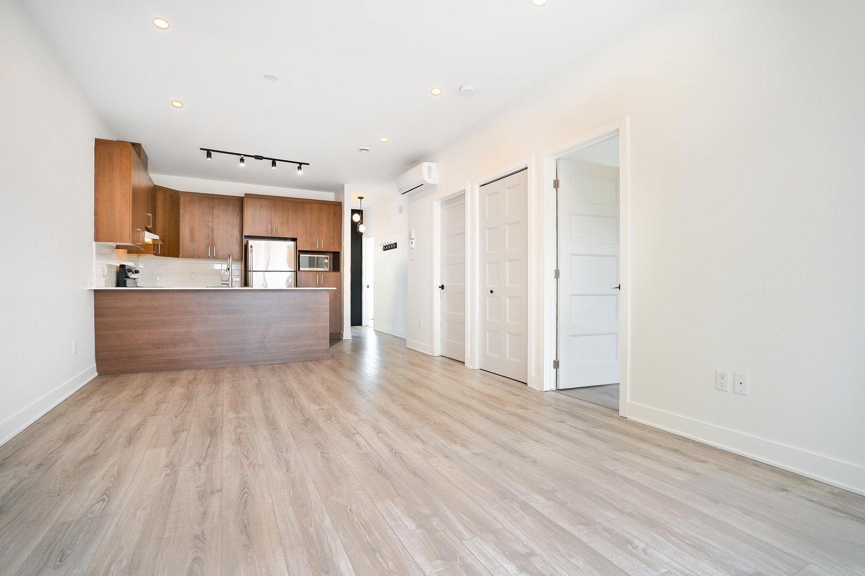 575 Courcelle St - Photo 2