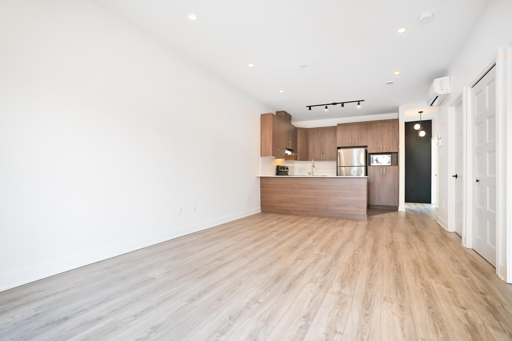 575 Courcelle St - Photo 3