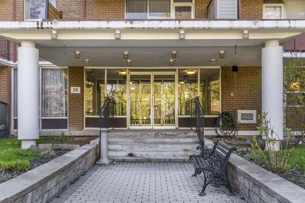 20 Elizabeth Street N - Photo 11