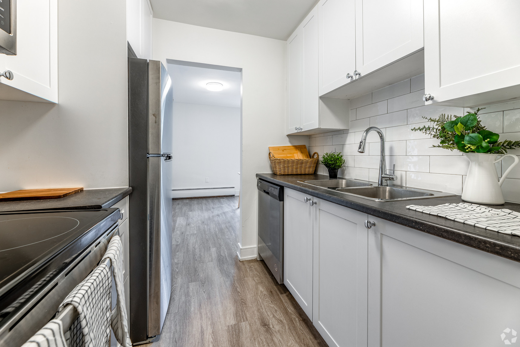 520-560 Mornington Avenue - Photo 2