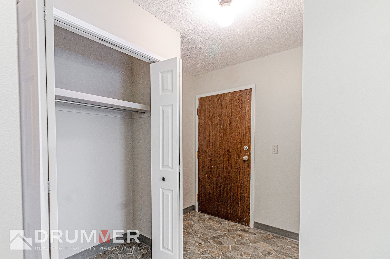 NEW LUXURY FLOORING! Sunnyside 2 Bedroom w/ Spacious Layout & the Best Location!   - Photo 6