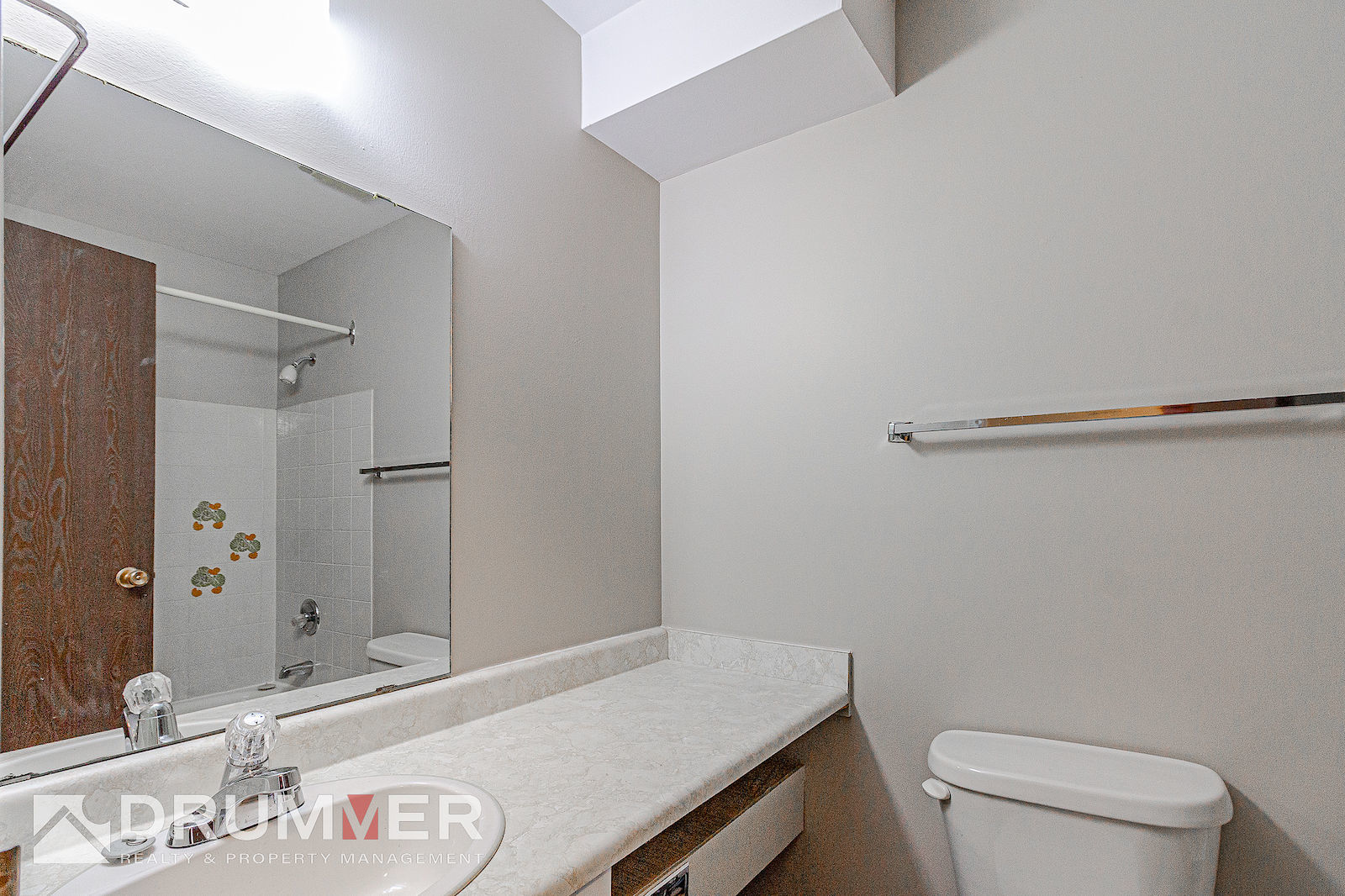 NEW LUXURY FLOORING! Sunnyside 2 Bedroom w/ Spacious Layout & the Best Location!   - Photo 22