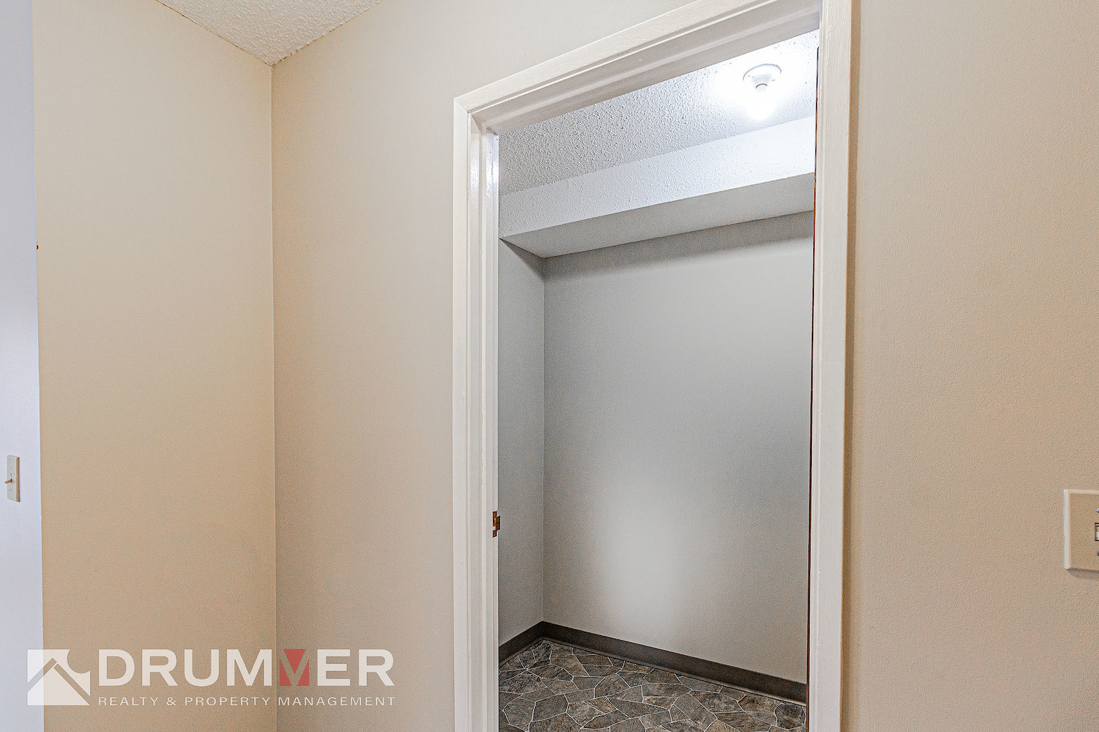 NEW LUXURY FLOORING! Sunnyside 2 Bedroom w/ Spacious Layout & the Best Location!   - Photo 26