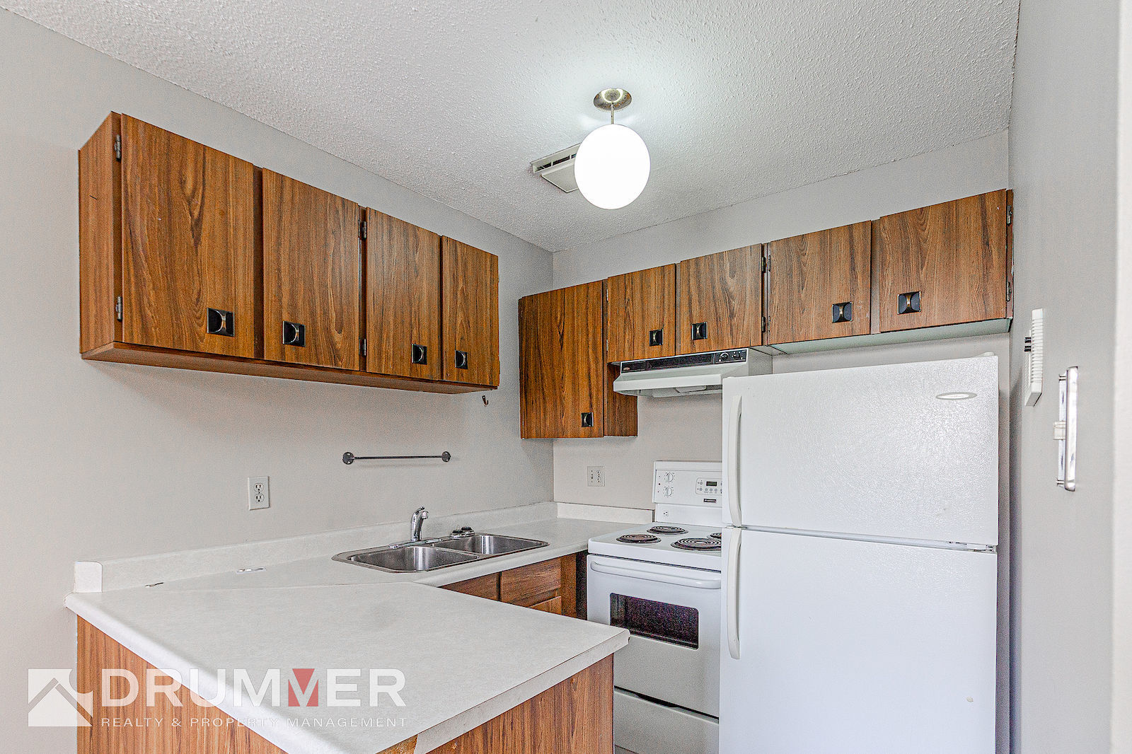 NEW LUXURY FLOORING! Sunnyside 2 Bedroom w/ Spacious Layout & the Best Location!   - Photo 12