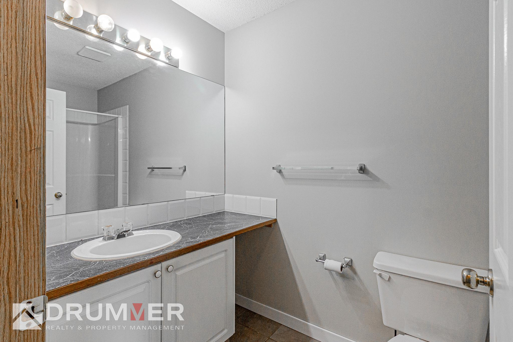 Stunning 2 Bedroom + Den Townhouse w/ Single Car Garage in Country Hills!  - Photo 37