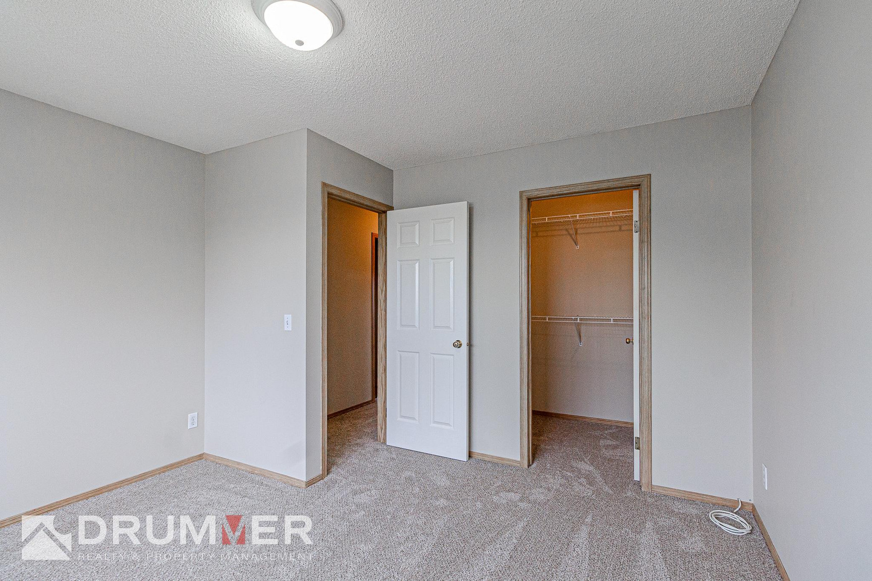 Stunning 2 Bedroom + Den Townhouse w/ Single Car Garage in Country Hills!  - Photo 33
