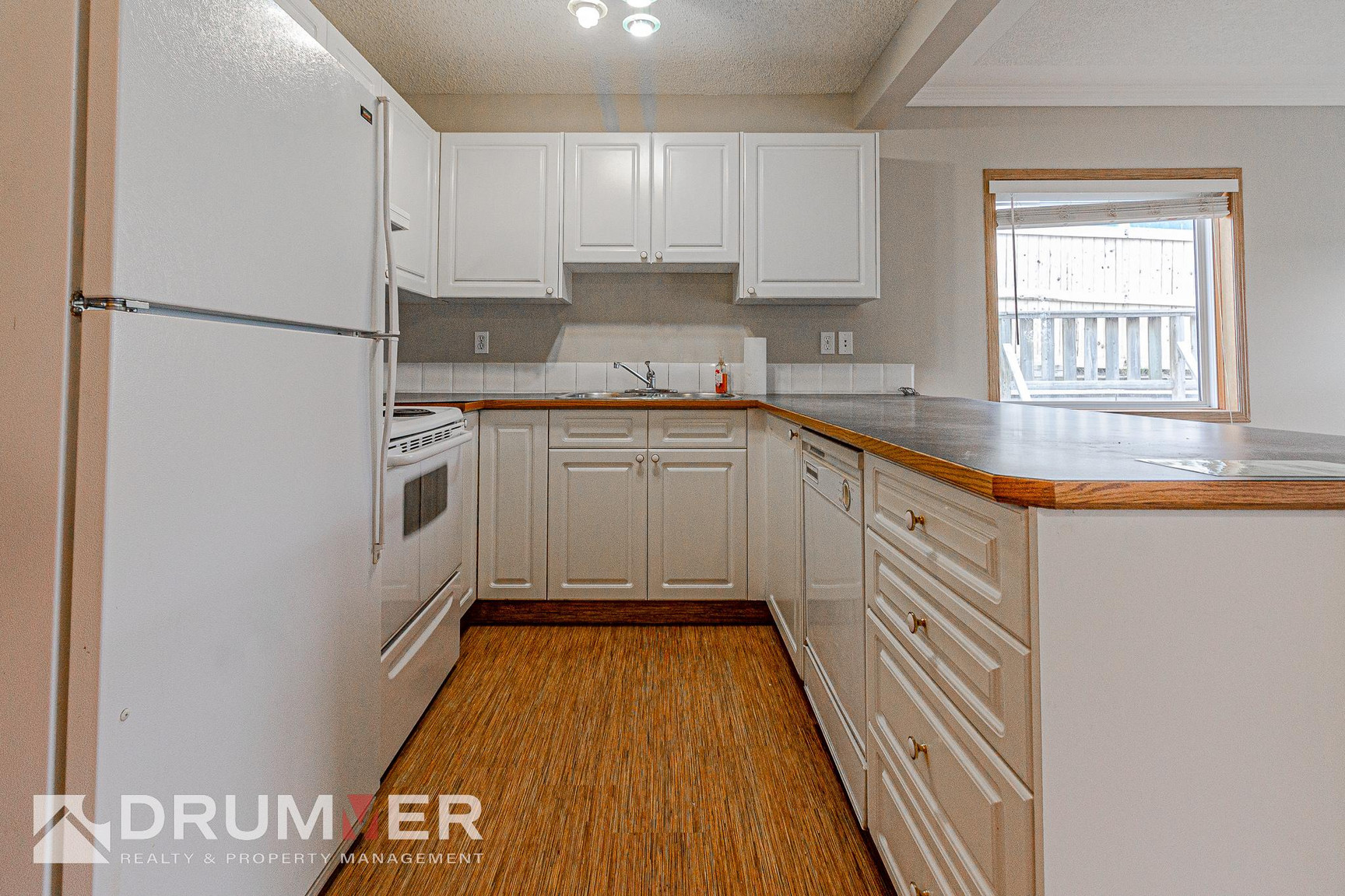 Stunning 2 Bedroom + Den Townhouse w/ Single Car Garage in Country Hills!  - Photo 17