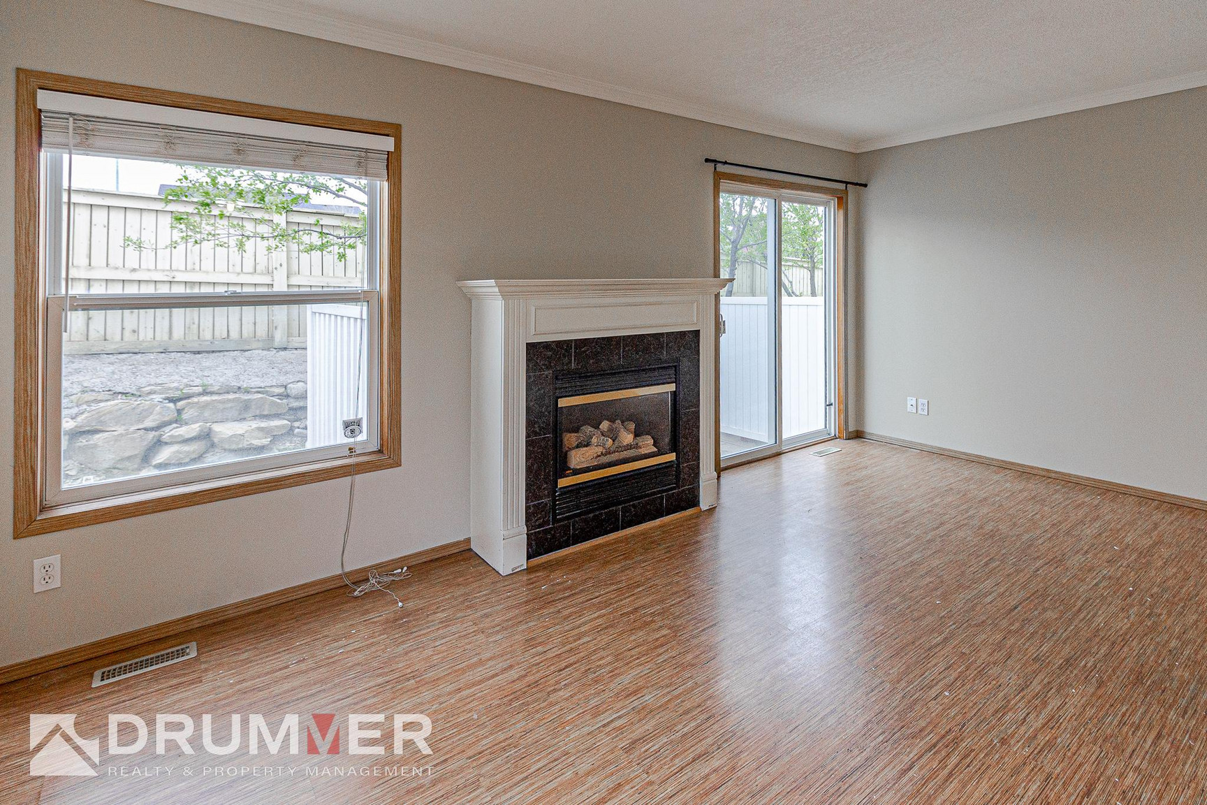 Stunning 2 Bedroom + Den Townhouse w/ Single Car Garage in Country Hills!  - Photo 11