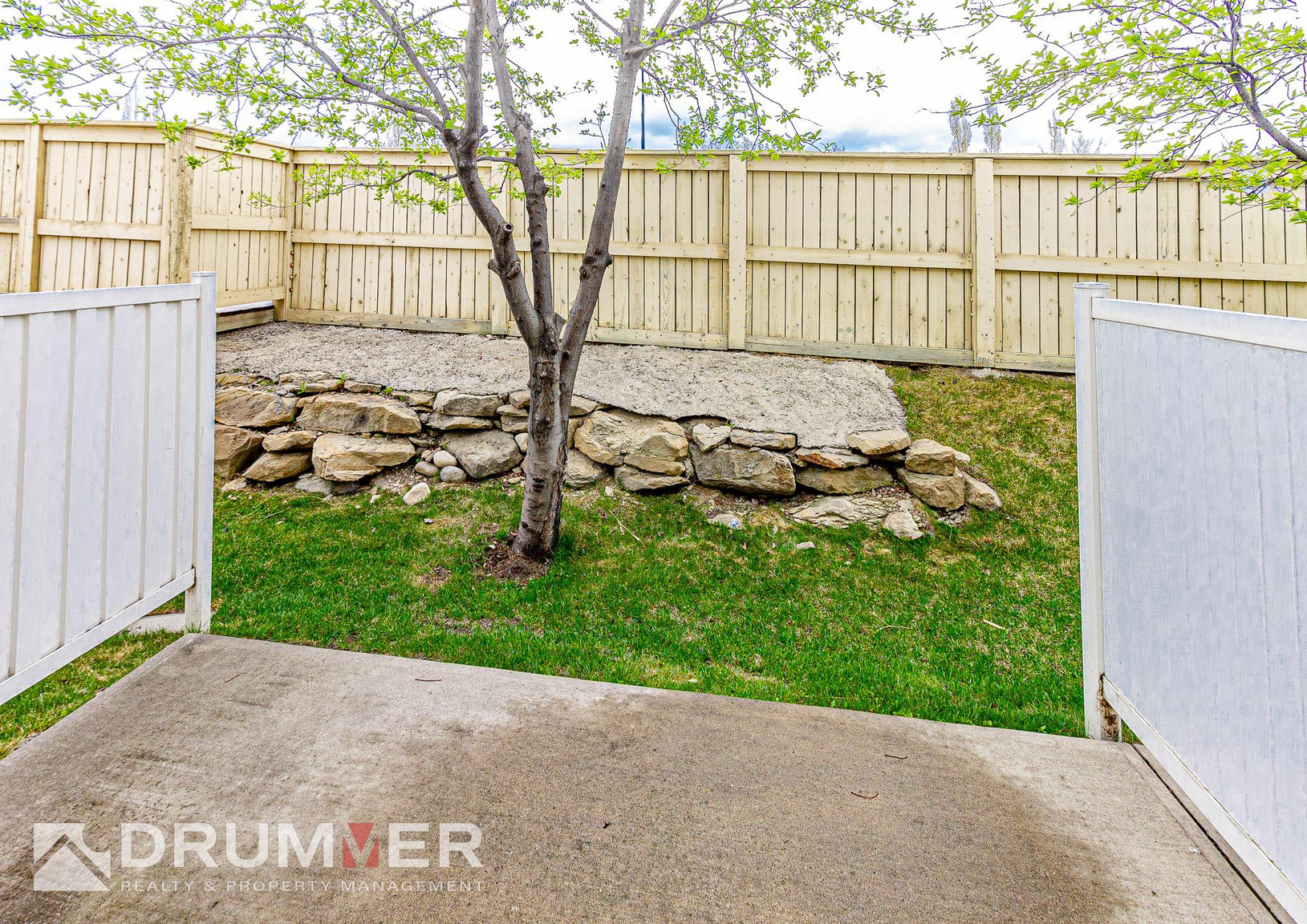 Stunning 2 Bedroom + Den Townhouse w/ Single Car Garage in Country Hills!  - Photo 43