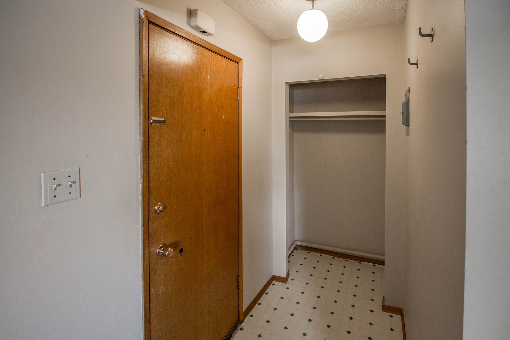 COZY 2 BED/1 BATH LOWER UNIT ACROSS FROM GOLF COURSE IN A QUIET BUILDING! - Photo 12