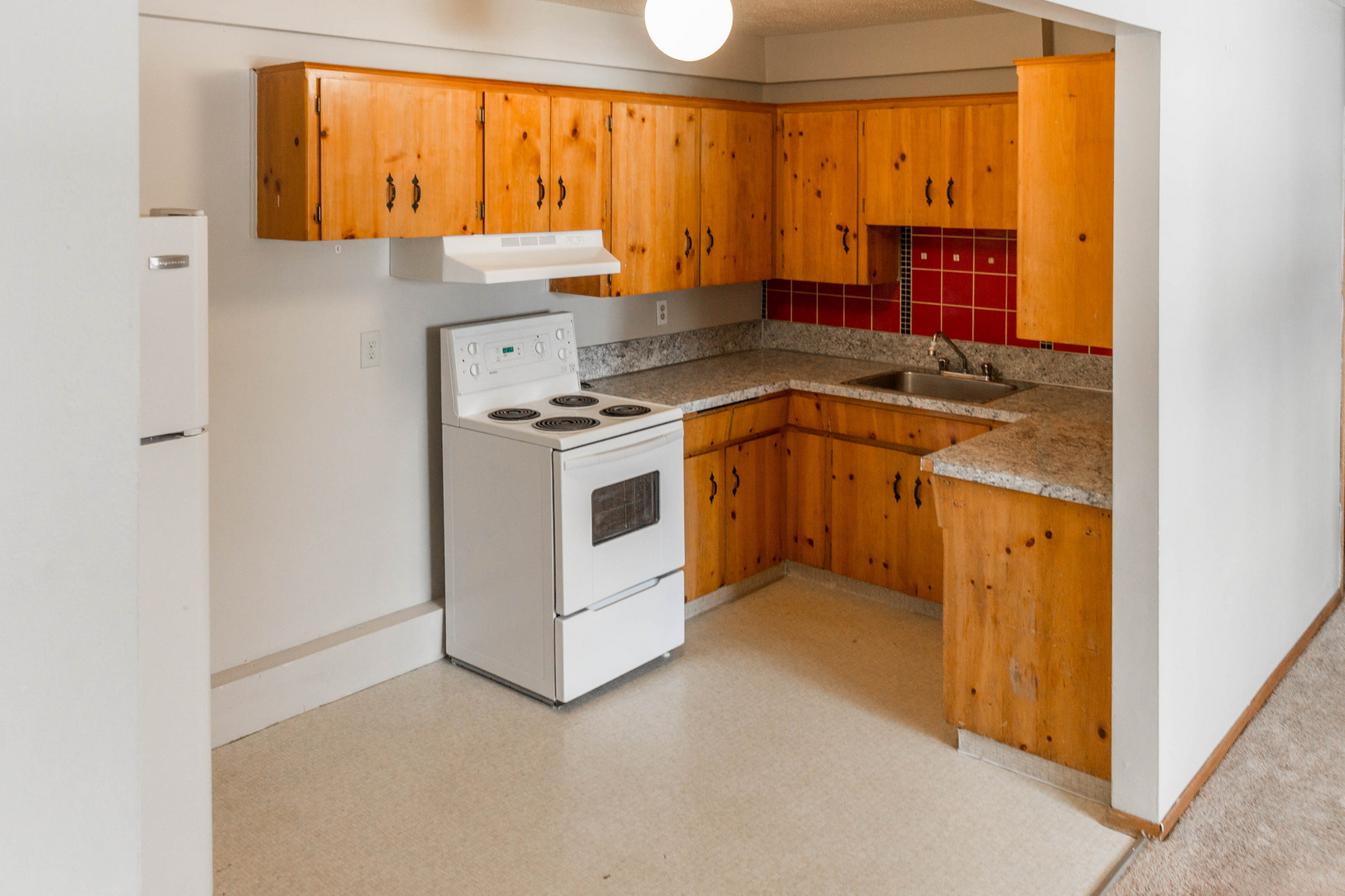 COZY 2 BED/1 BATH LOWER UNIT ACROSS FROM GOLF COURSE IN A QUIET BUILDING! - Photo 14
