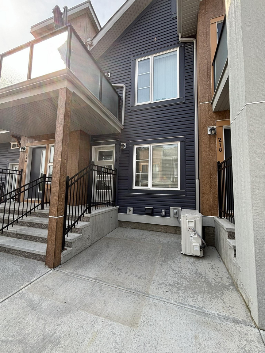 BEAUTIFUL Two Bedroom + 1 Bath Townhouse w/ A/C in Livingston! 