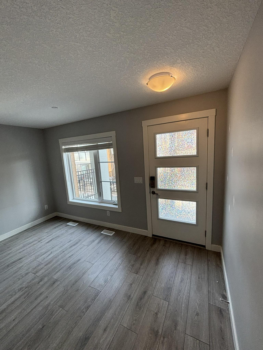 BEAUTIFUL Two Bedroom + 1 Bath Townhouse w/ A/C in Livingston!  - Photo 2