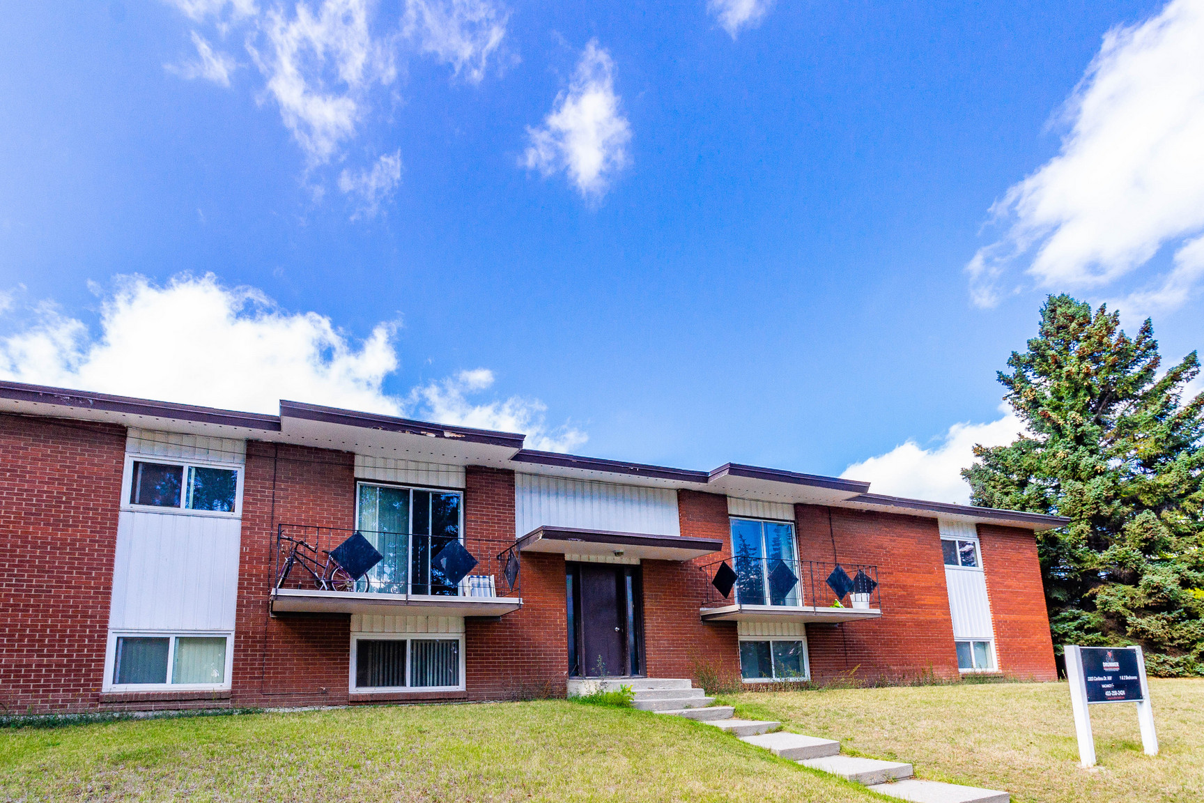 COZY 2 BED/1 BATH LOWER UNIT ACROSS FROM GOLF COURSE IN A QUIET BUILDING!
