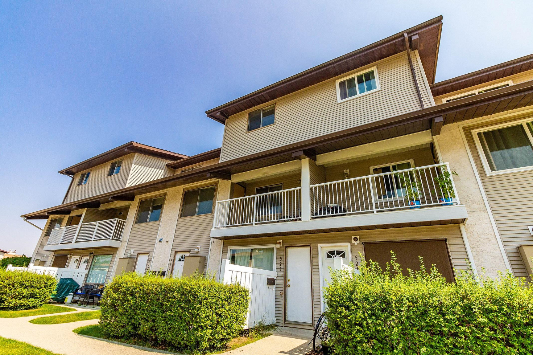 PET FRIENDLY!! 2 Bedroom Condo/Townhouse in Braeside - Available July 1st! - Photo 2
