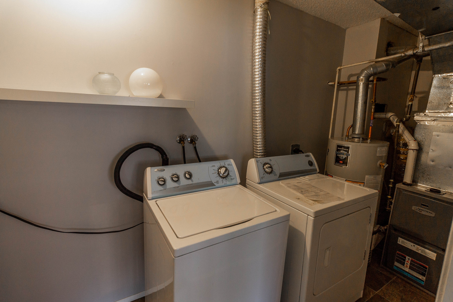 PET FRIENDLY!! 2 Bedroom Condo/Townhouse in Braeside - Available July 1st! - Photo 6