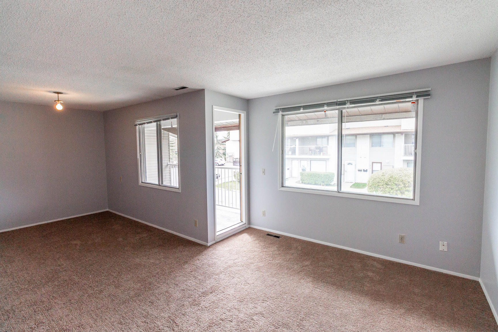 PET FRIENDLY!! 2 Bedroom Condo/Townhouse in Braeside - Available July 1st! - Photo 3