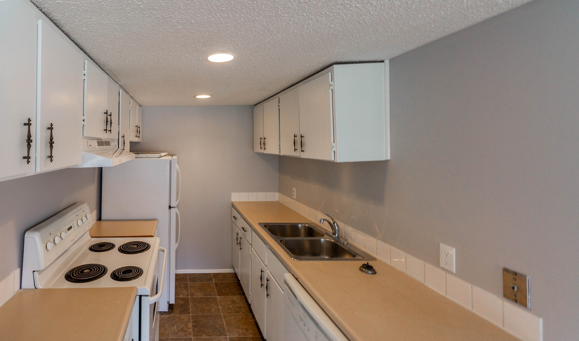 PET FRIENDLY!! 2 Bedroom Condo/Townhouse in Braeside - Available July 1st! - Photo 7