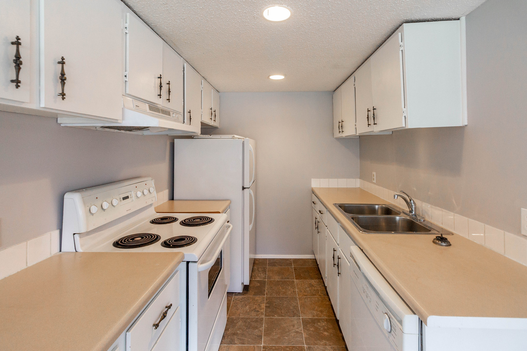 PET FRIENDLY!! 2 Bedroom Condo/Townhouse in Braeside - Available July 1st! - Photo 8