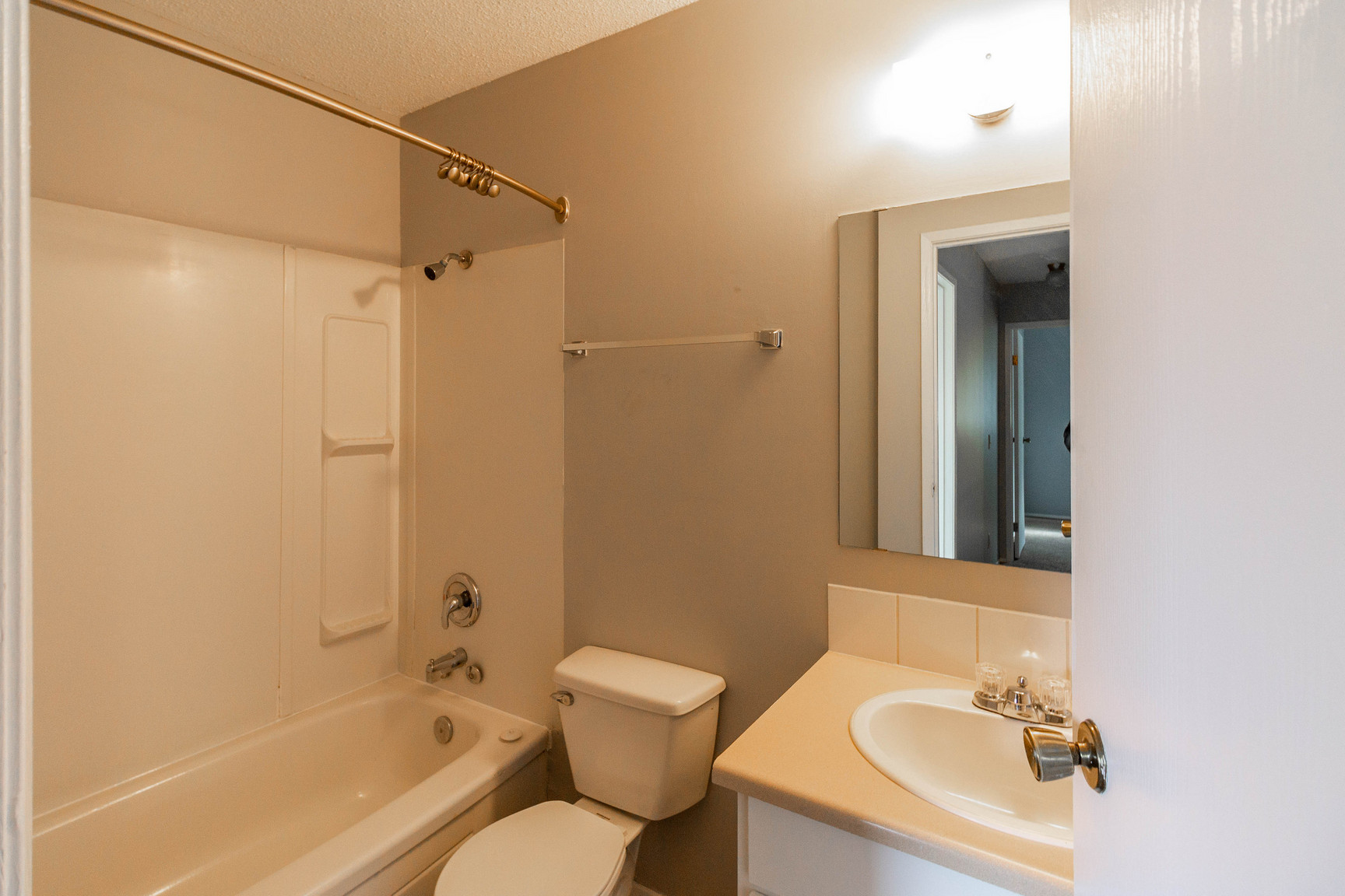 PET FRIENDLY!! 2 Bedroom Condo/Townhouse in Braeside - Available July 1st! - Photo 9