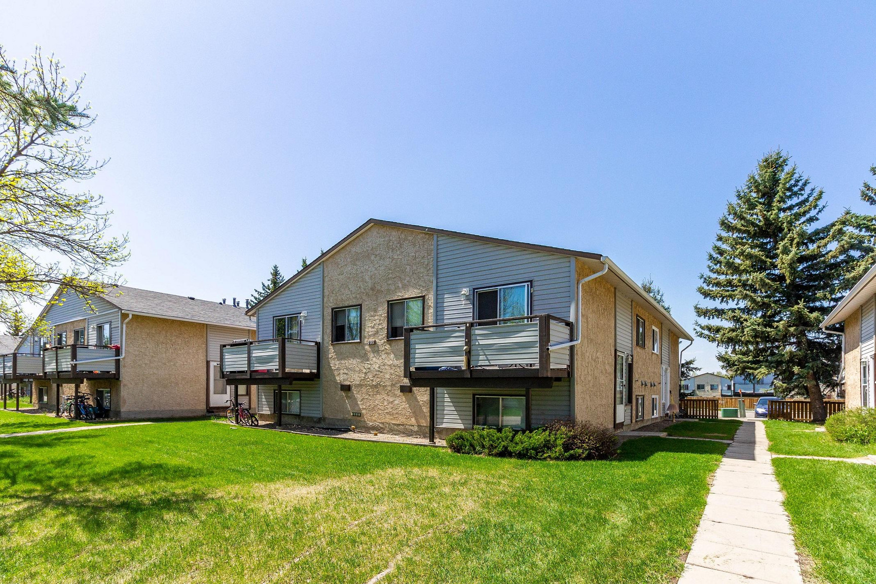 Spacious 3-Bedroom Suite in Okotoks – Bright, Comfortable Living on Oak Ave
