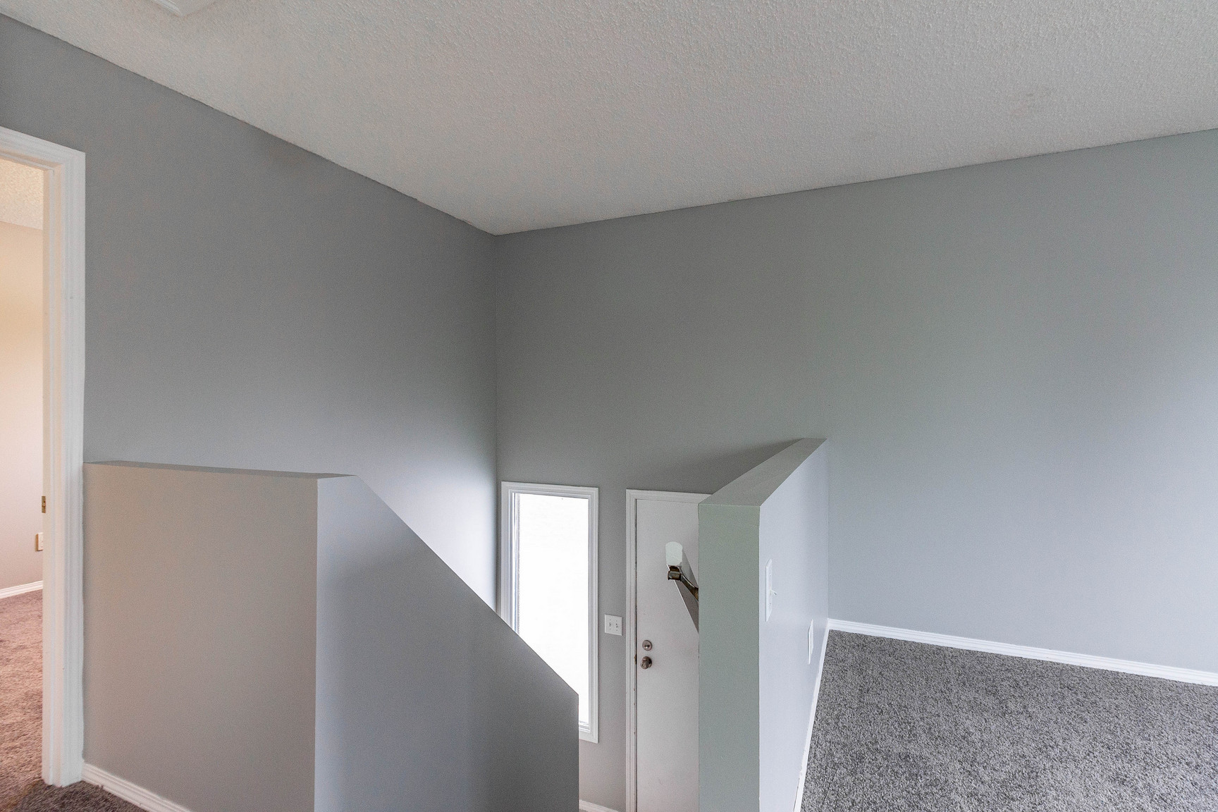 Spacious 3-Bedroom Suite in Okotoks – Bright, Comfortable Living on Oak Ave - Photo 2