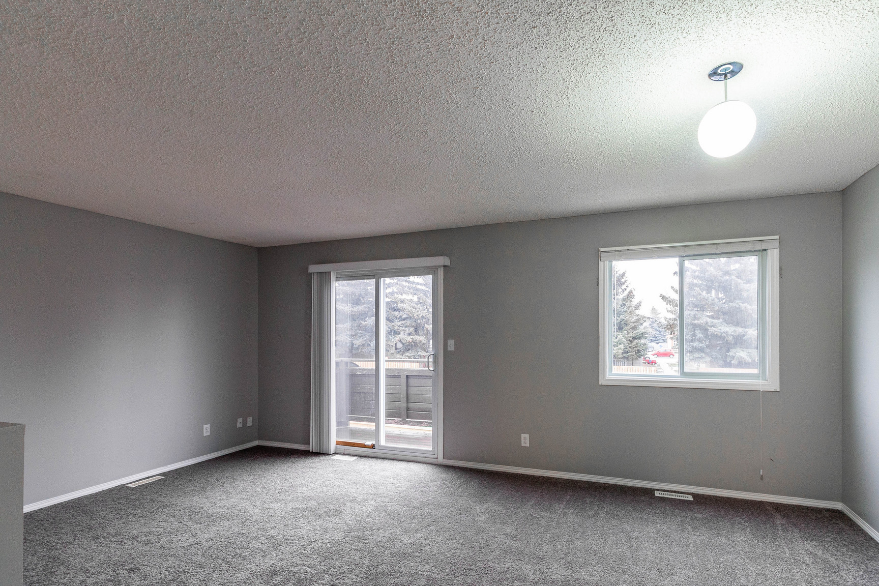 Spacious 3-Bedroom Suite in Okotoks – Bright, Comfortable Living on Oak Ave - Photo 3