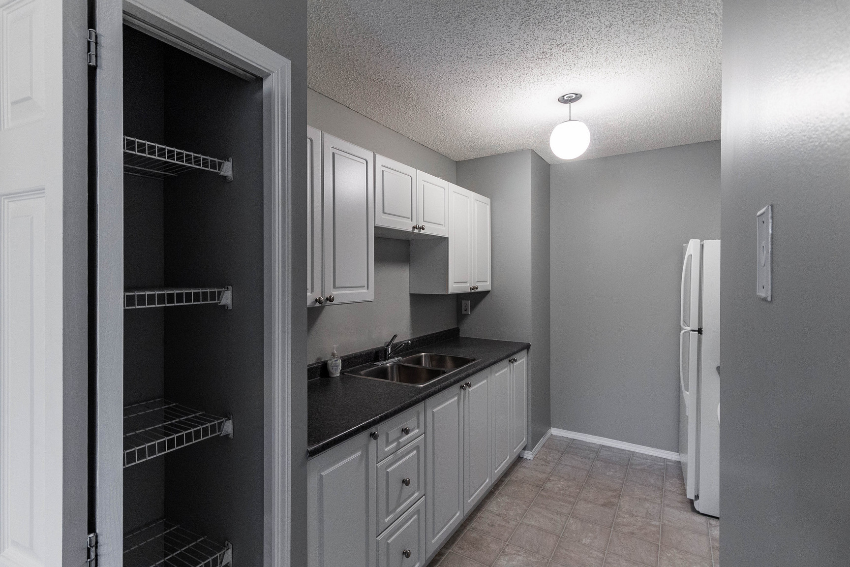 Spacious 3-Bedroom Suite in Okotoks – Bright, Comfortable Living on Oak Ave - Photo 5