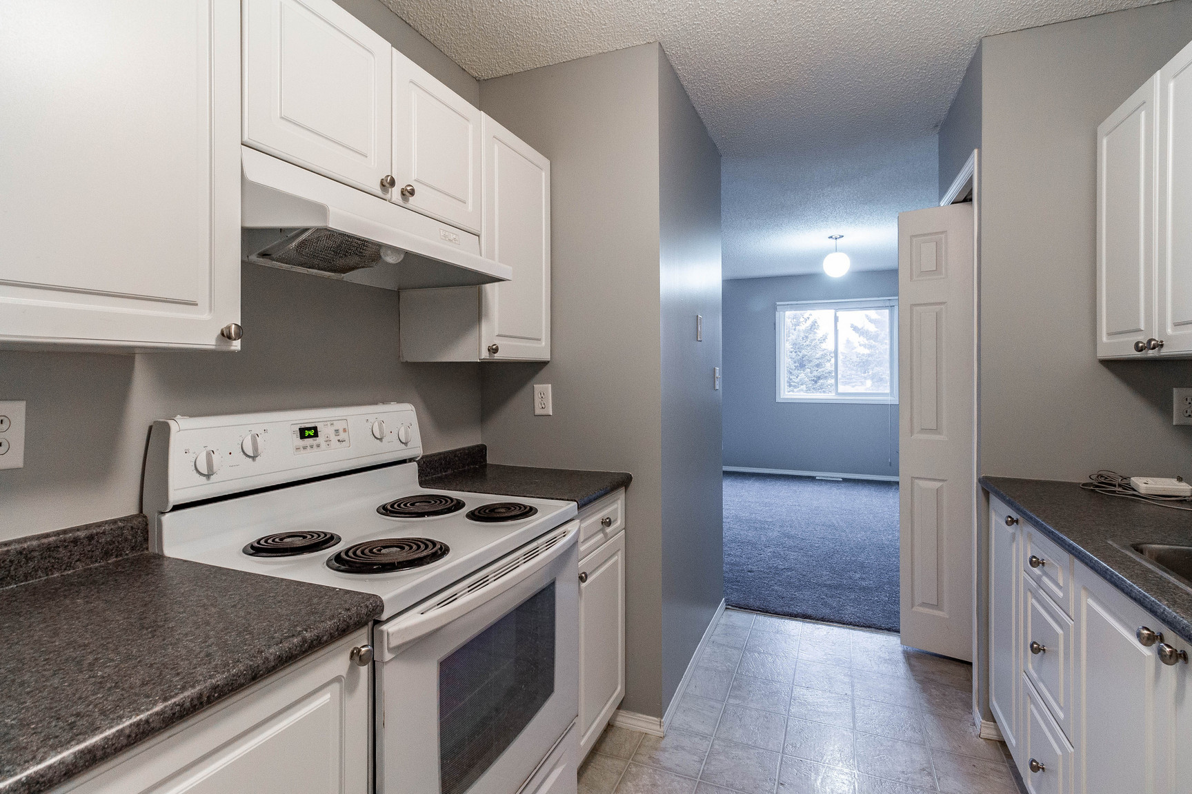 Spacious 3-Bedroom Suite in Okotoks – Bright, Comfortable Living on Oak Ave - Photo 6