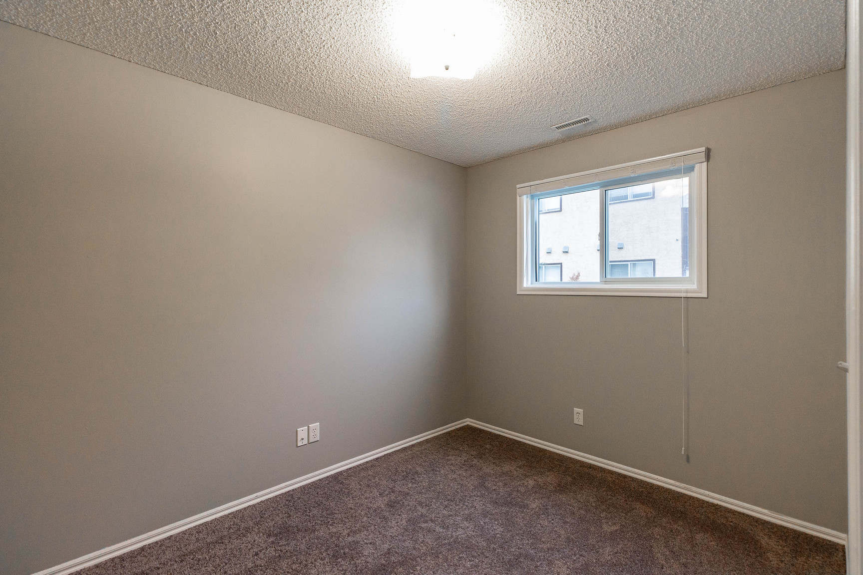 Spacious 3-Bedroom Suite in Okotoks – Bright, Comfortable Living on Oak Ave - Photo 8